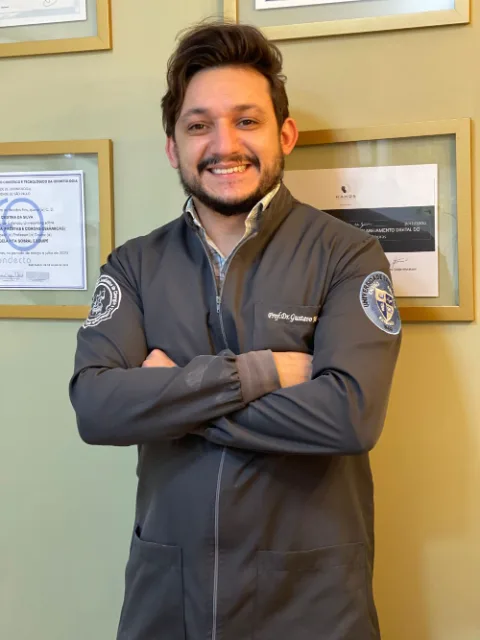 Dr. Gustavo Momesso